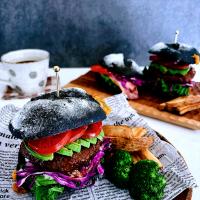 イカ墨のチェダーチーズでハンバーガー＆BLTバーガー